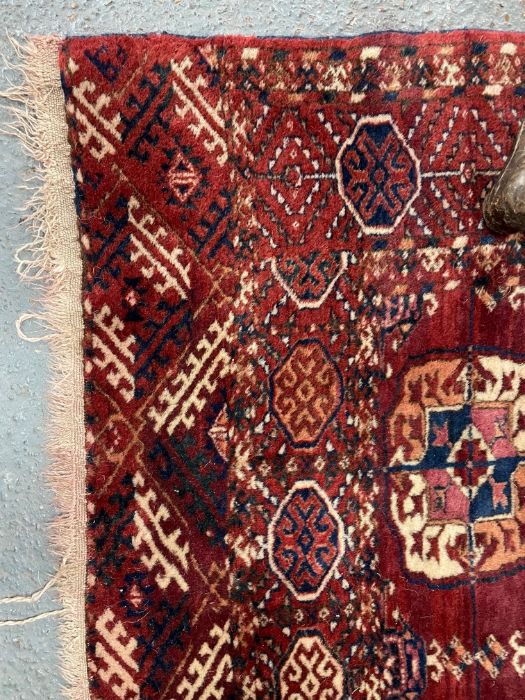 A fine antique Turkoman carpet, 265 cm x 209 cm - Image 3 of 7