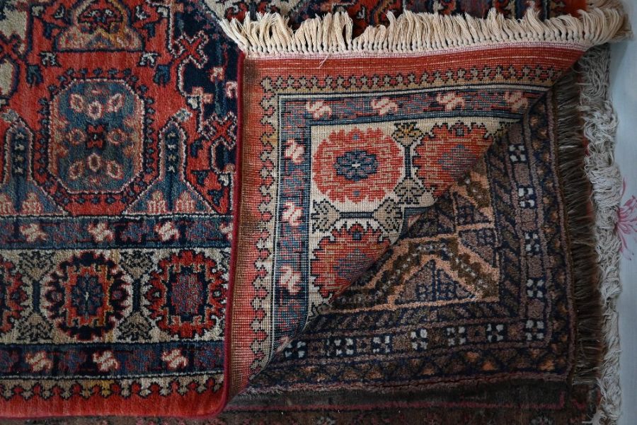 A contemporary Persian Saruk rug, 196 cm x 139 cm - Image 2 of 2