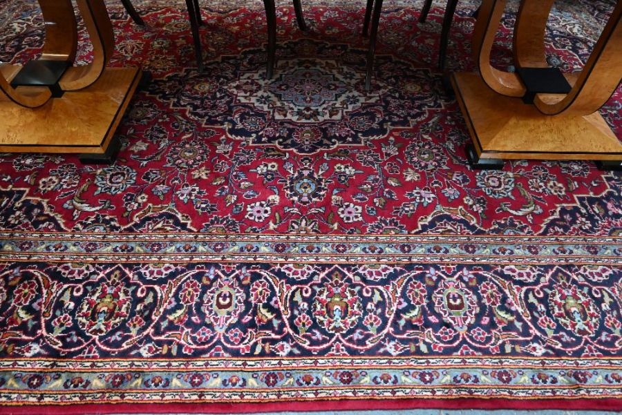 A Persian Kashan carpet, 380 cm x 245 cm - Image 6 of 6
