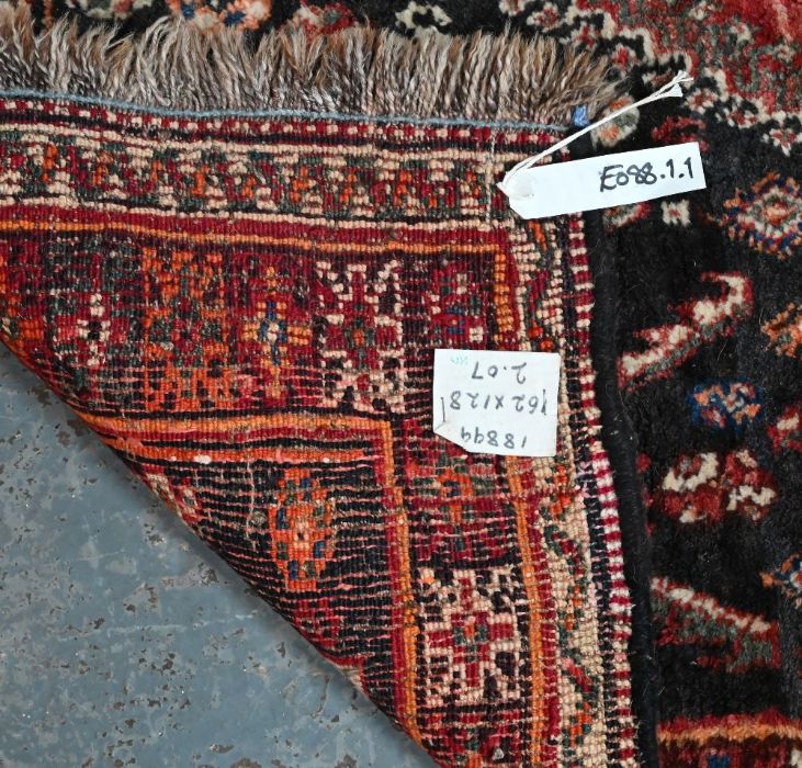 An old Persian Shiraz rug, 163 cm x 124 cm - Image 2 of 2