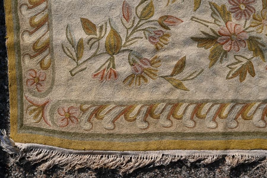 A vintage Indian Kashmiri crewel stitch floral design carpet - Image 4 of 4