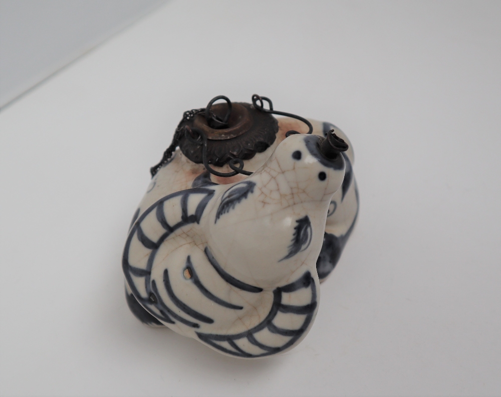 A Chinese porcelain water dropper, - Image 2 of 8