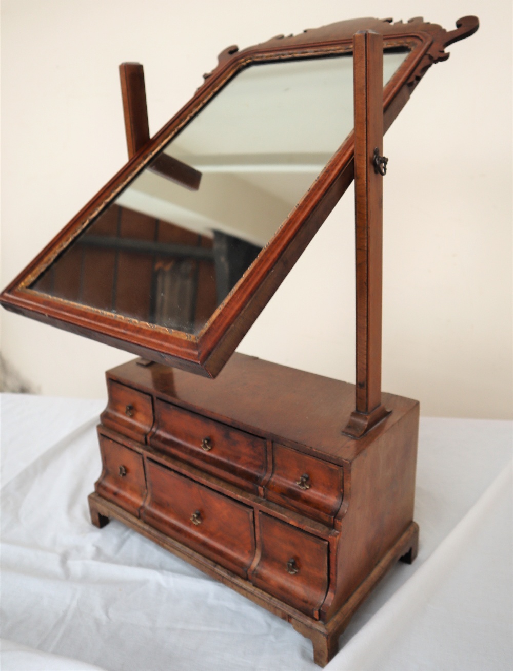 An 18th century walnut toilet mirror with a shield shaped plate and six drawers on bracket feet, - Image 4 of 4
