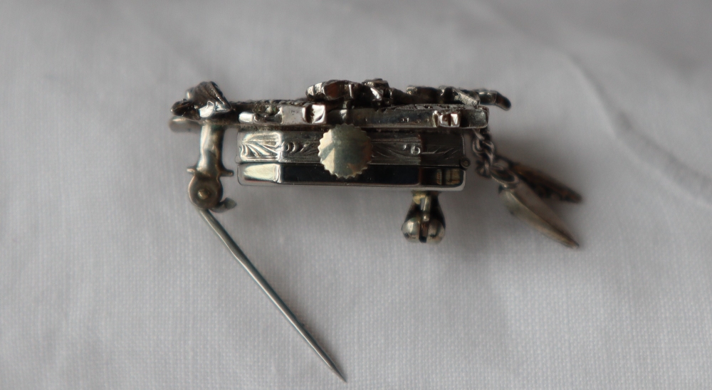 A marcasite brooch watch, in the form of a cuckoo clock, - Bild 3 aus 4