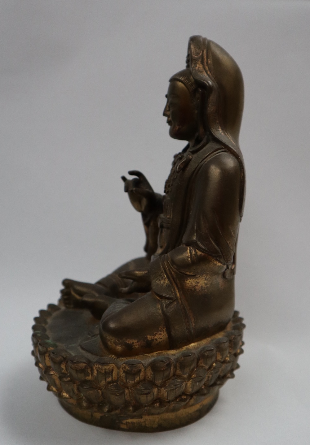 A Bronze figure of Quan yin, seated with right hand raised and left hand resting on her leg, - Image 3 of 9