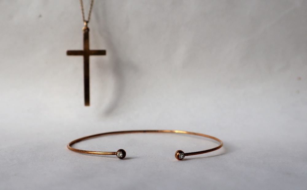 A 9ct yellow gold chain together with a 9ct yellow gold cross and a 9 ct bangle, approximately 8. - Bild 2 aus 3