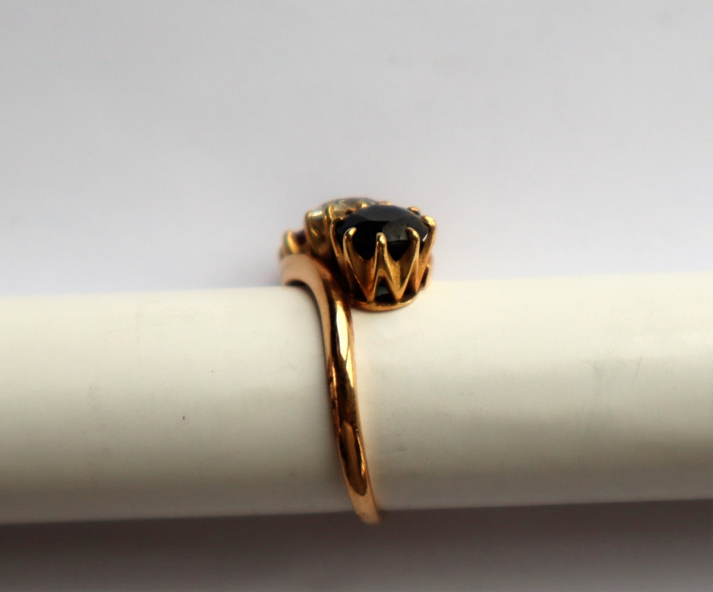 Am 18ct yellow gold three stone ring set with a round old cut diamond approximately 0. - Image 4 of 6