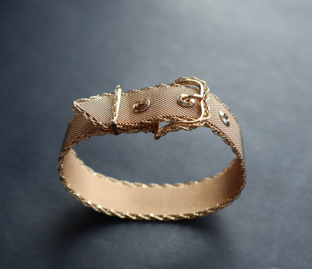 An 18ct gold bracelet in the form of a belt, of mesh form with a rope twist border, - Bild 3 aus 4