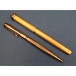 A 9ct yellow gold propelling pencil, with line decoration,