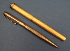 A 9ct yellow gold propelling pencil, with line decoration,