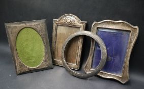 A late Victorian silver photograph frame, with an arched top and hammered finish, Birmingham, 1901,