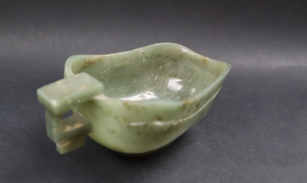 A Chinese spinach jade jug, of archaic form, - Image 3 of 9