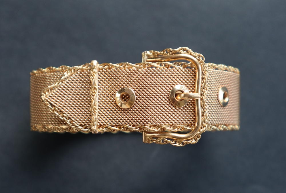 An 18ct gold bracelet in the form of a belt, of mesh form with a rope twist border, - Bild 2 aus 4