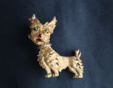 An 18ct gold brooch in the form of a terrier approximately 17.