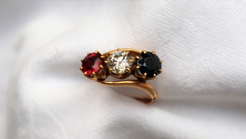 Am 18ct yellow gold three stone ring set with a round old cut diamond approximately 0.