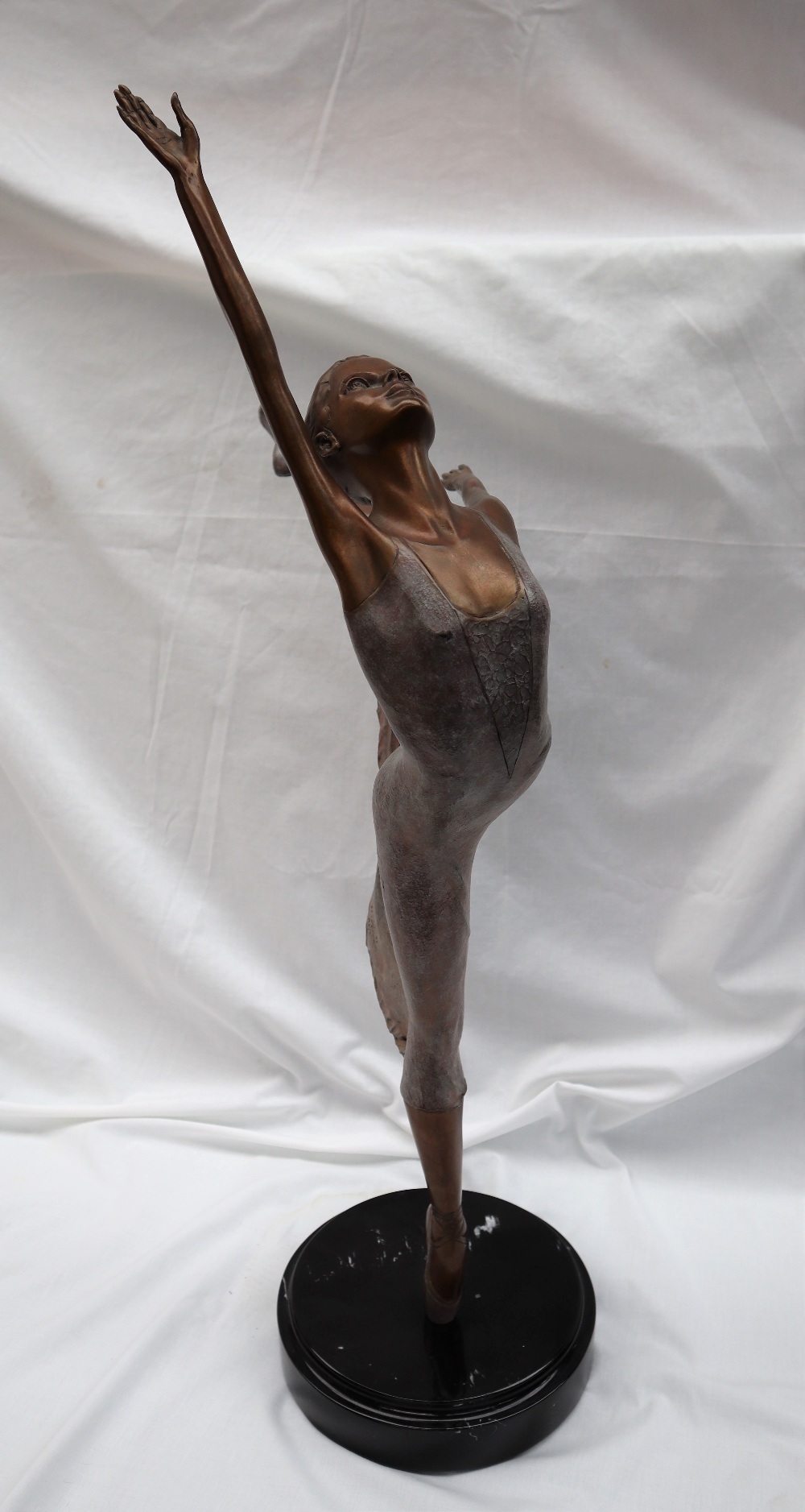 Mario Jason Estrella A ballerina on point with arms raised Bronze with silvered decoration On a - Image 3 of 12