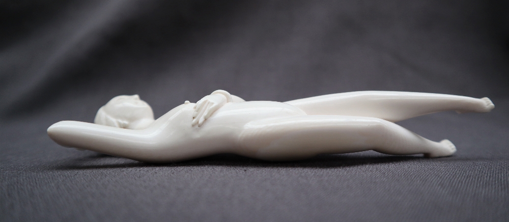 An early 20th century Japanese ivory erotica figure of a recumbent naked figure, 15. - Image 3 of 7