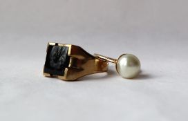 Two 9ct yellow gold rings, one set with a faux pearl, size R the other with an onyx panel,