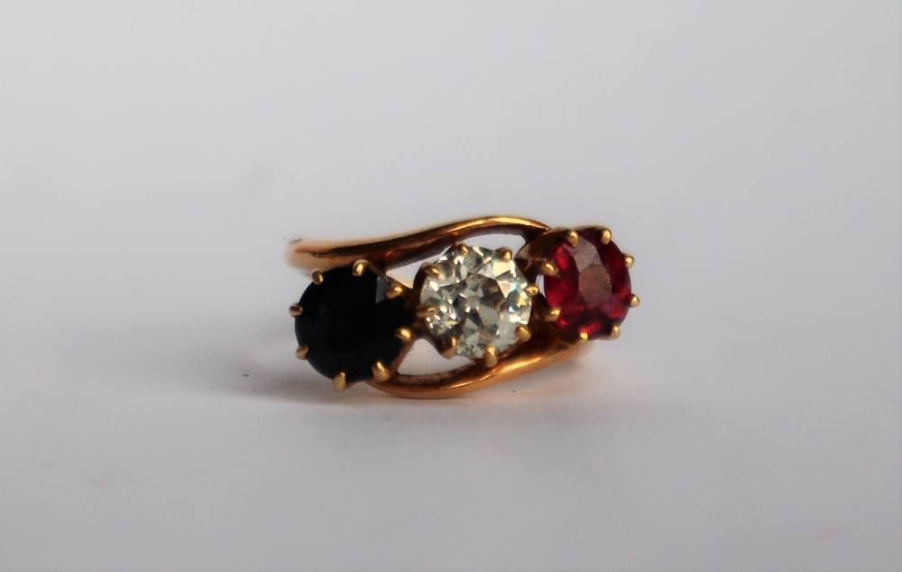 Am 18ct yellow gold three stone ring set with a round old cut diamond approximately 0. - Image 2 of 6