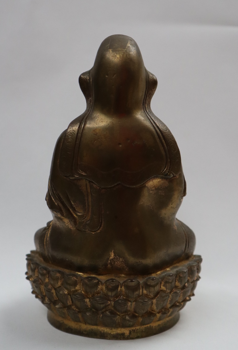 A Bronze figure of Quan yin, seated with right hand raised and left hand resting on her leg, - Image 4 of 9