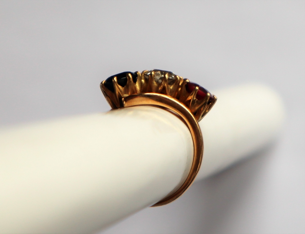 Am 18ct yellow gold three stone ring set with a round old cut diamond approximately 0. - Image 5 of 6