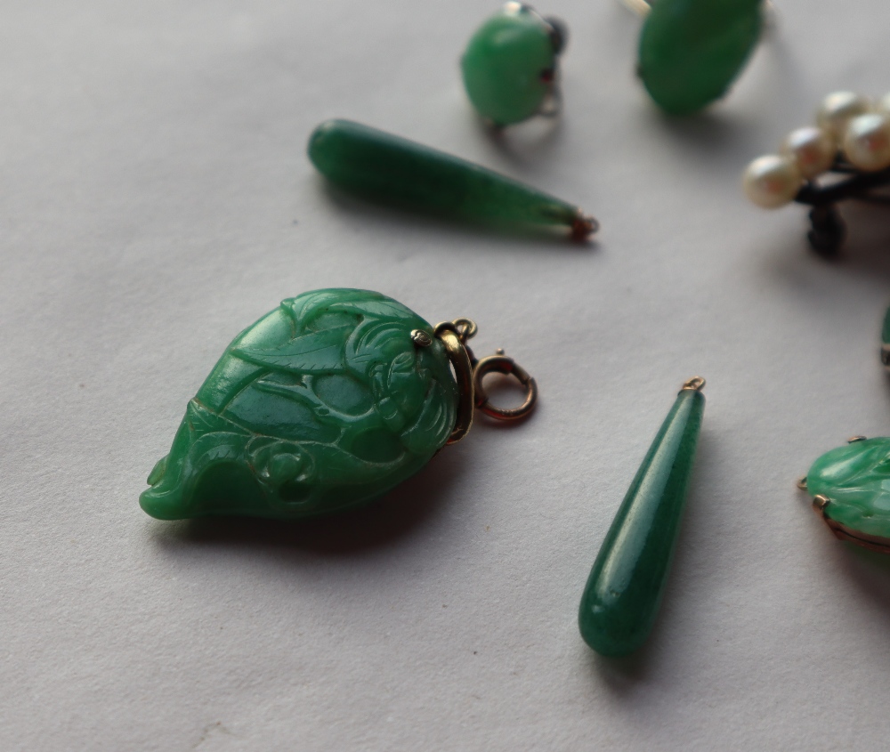 A jade pendant of pear shape, - Image 3 of 9
