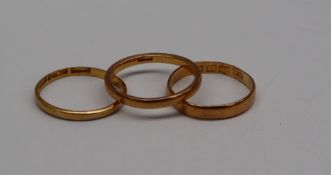 Three 22ct yellow gold wedding bands, approximately 5.