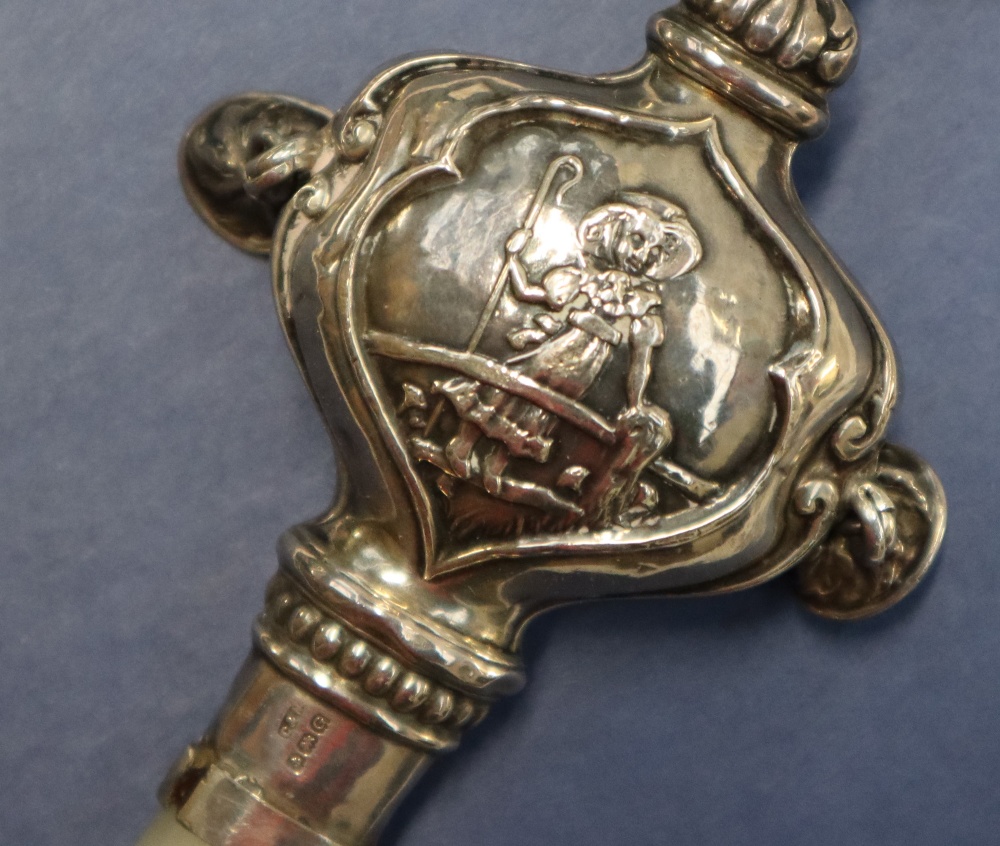 A George V silver and mother of pearl baby's rattle, with a white plastic teething ring, - Image 2 of 5