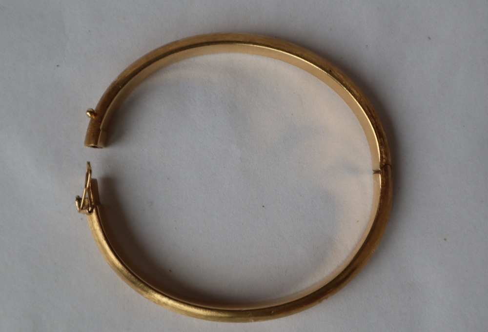 An 18ct gold hinged bracelet with star decoration, - Bild 3 aus 3