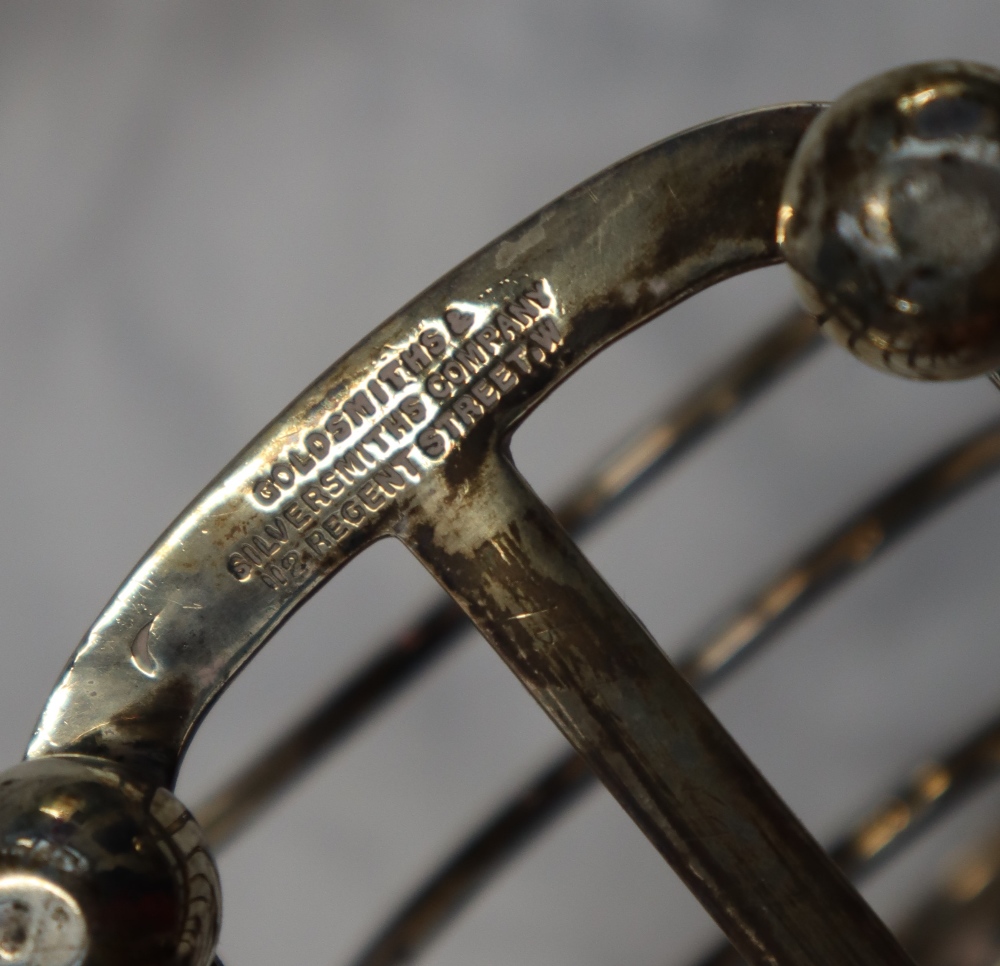 A George V silver cream jug of baluster form with a line decorated rim and handle, London, 1936, - Bild 4 aus 4