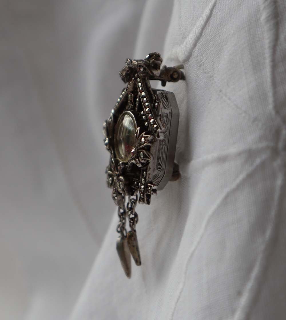 A marcasite brooch watch, in the form of a cuckoo clock, - Bild 2 aus 4