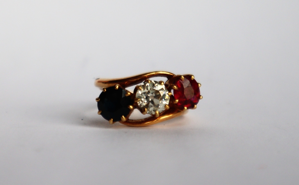 Am 18ct yellow gold three stone ring set with a round old cut diamond approximately 0. - Image 3 of 6