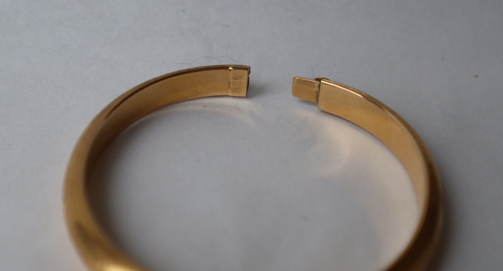 An 18ct gold hinged bracelet with star decoration, - Bild 2 aus 3