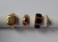 A Gentleman's garnet set 9ct gold ring size L,
