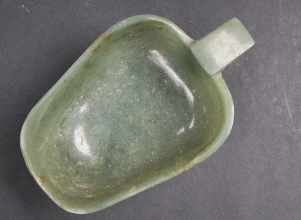 A Chinese spinach jade jug, of archaic form, - Image 8 of 9