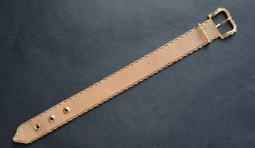 An 18ct gold bracelet in the form of a belt, of mesh form with a rope twist border, - Bild 4 aus 4