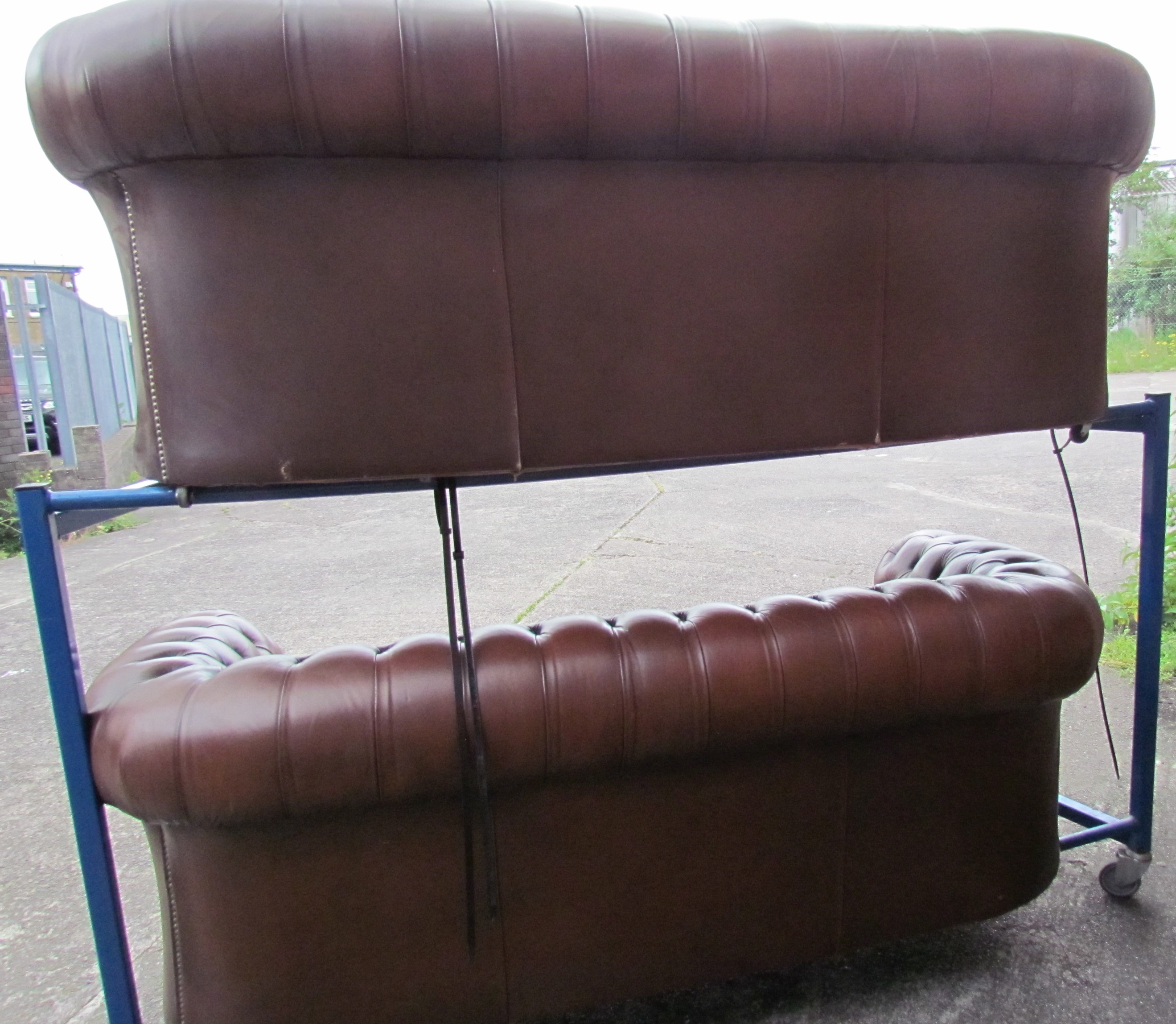A pair of brown leather chesterfield three seater settees on bun feet - Bild 6 aus 6