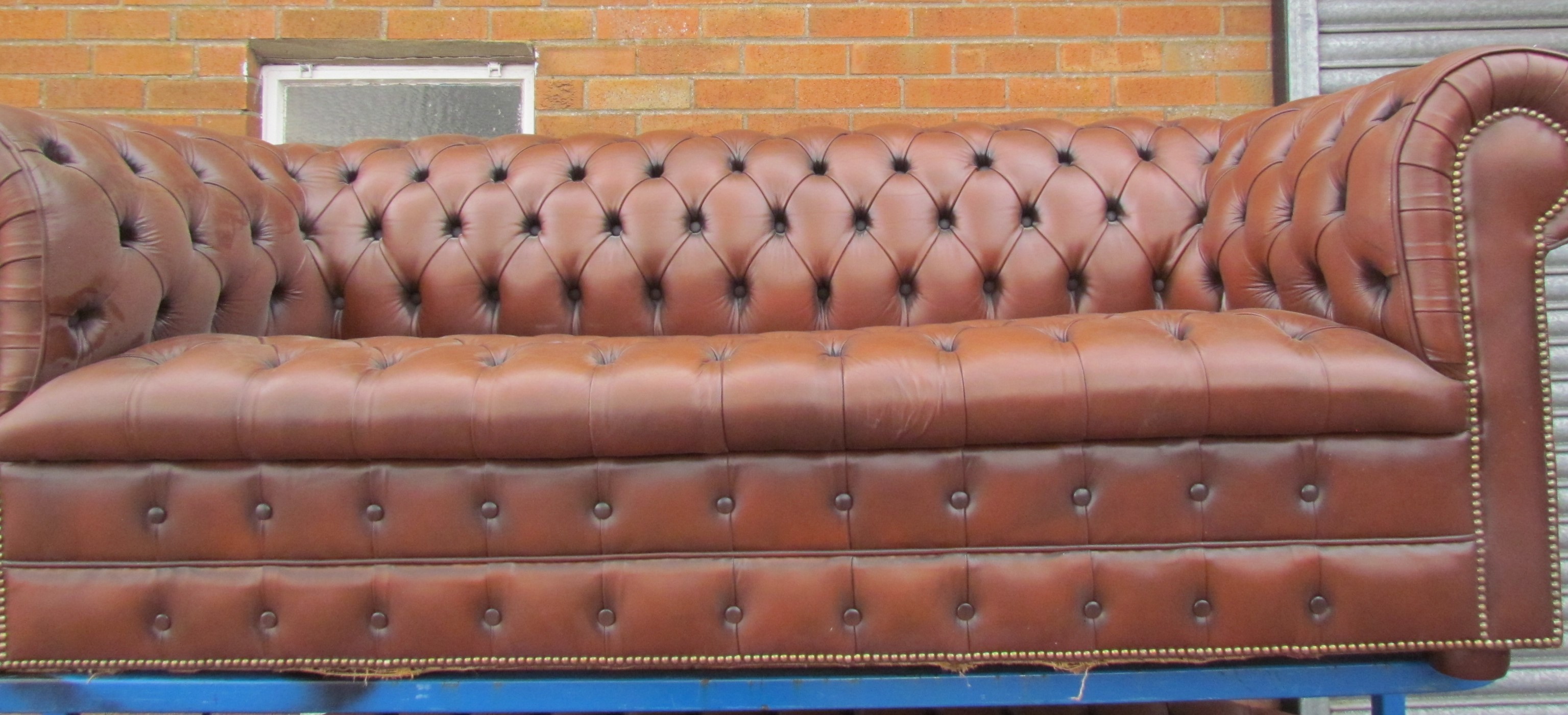A pair of brown leather chesterfield three seater settees on bun feet - Bild 3 aus 6