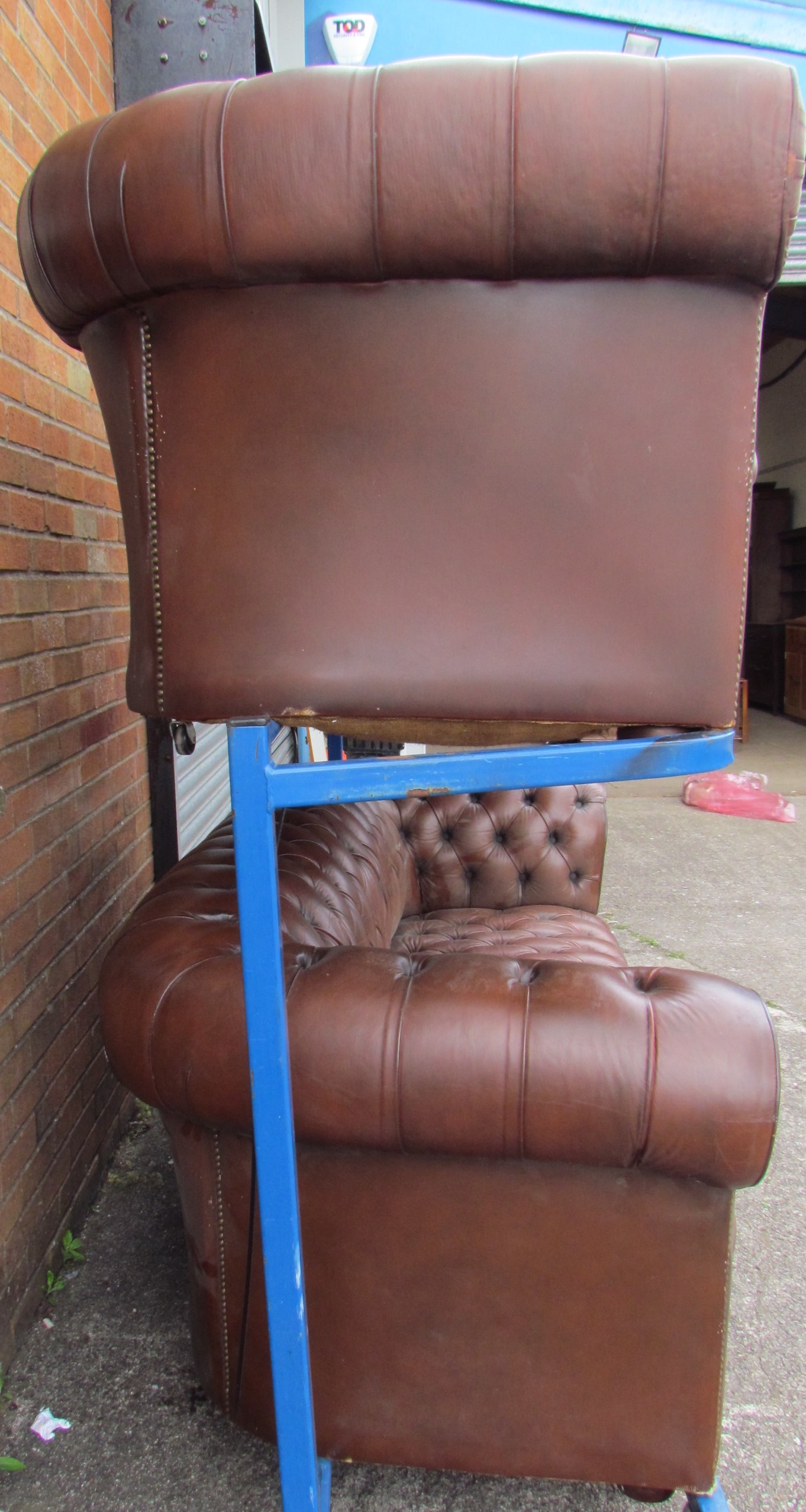 A pair of brown leather chesterfield three seater settees on bun feet - Bild 4 aus 6