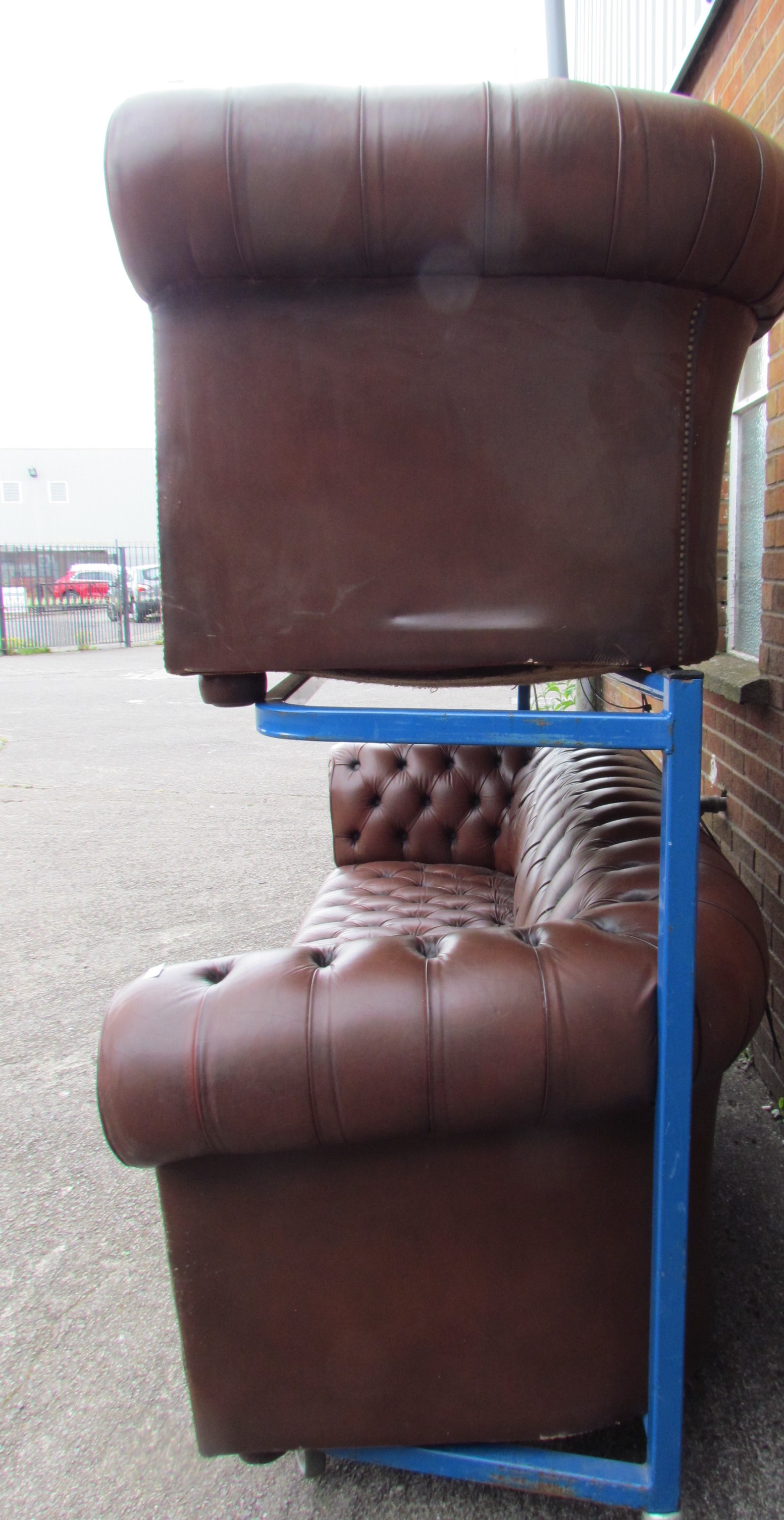 A pair of brown leather chesterfield three seater settees on bun feet - Bild 5 aus 6