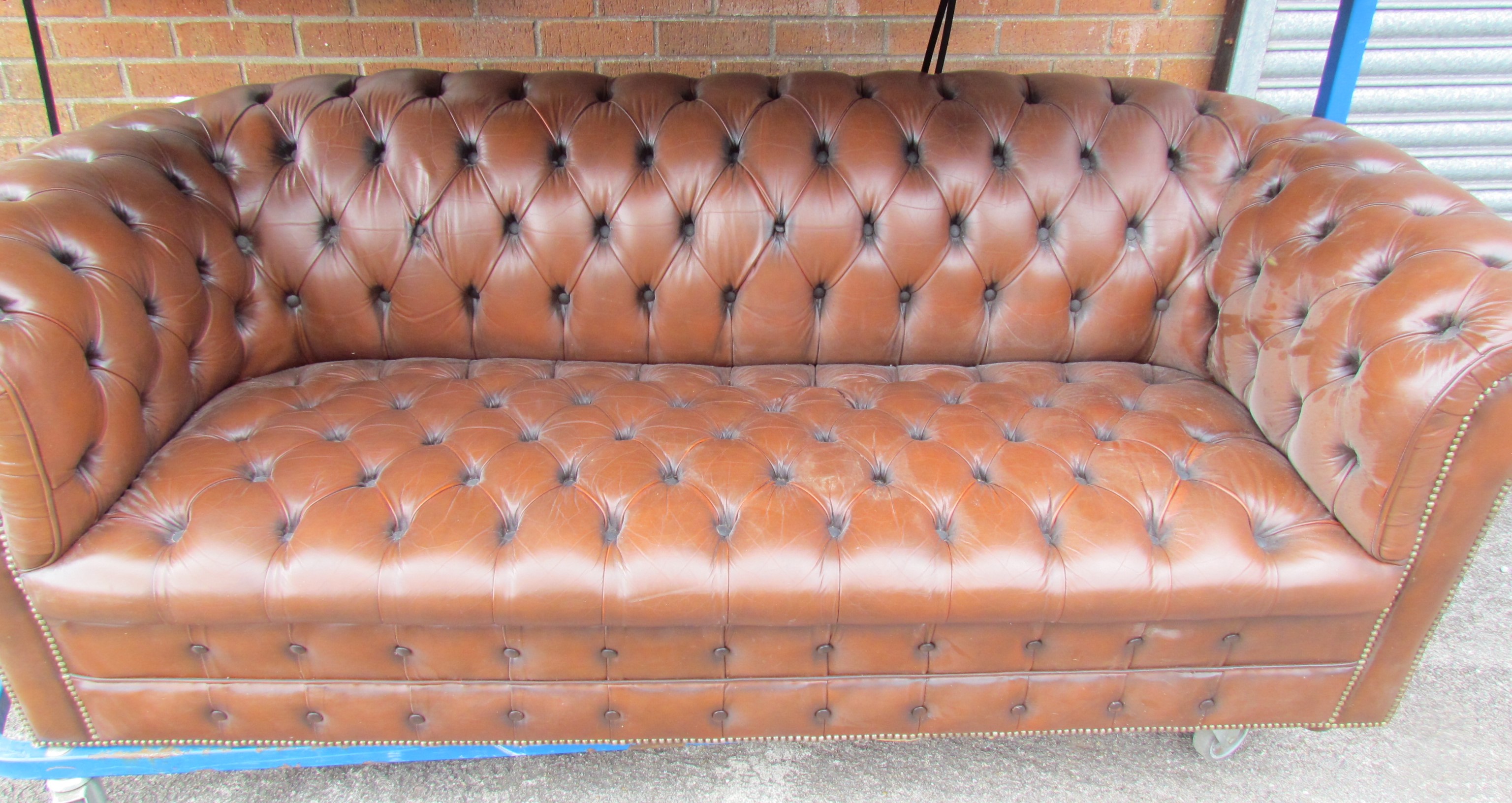 A pair of brown leather chesterfield three seater settees on bun feet - Bild 2 aus 6