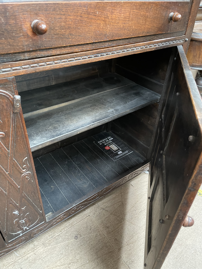 A 20th century oak dresser, the rack with carved door and shelves, - Bild 2 aus 4