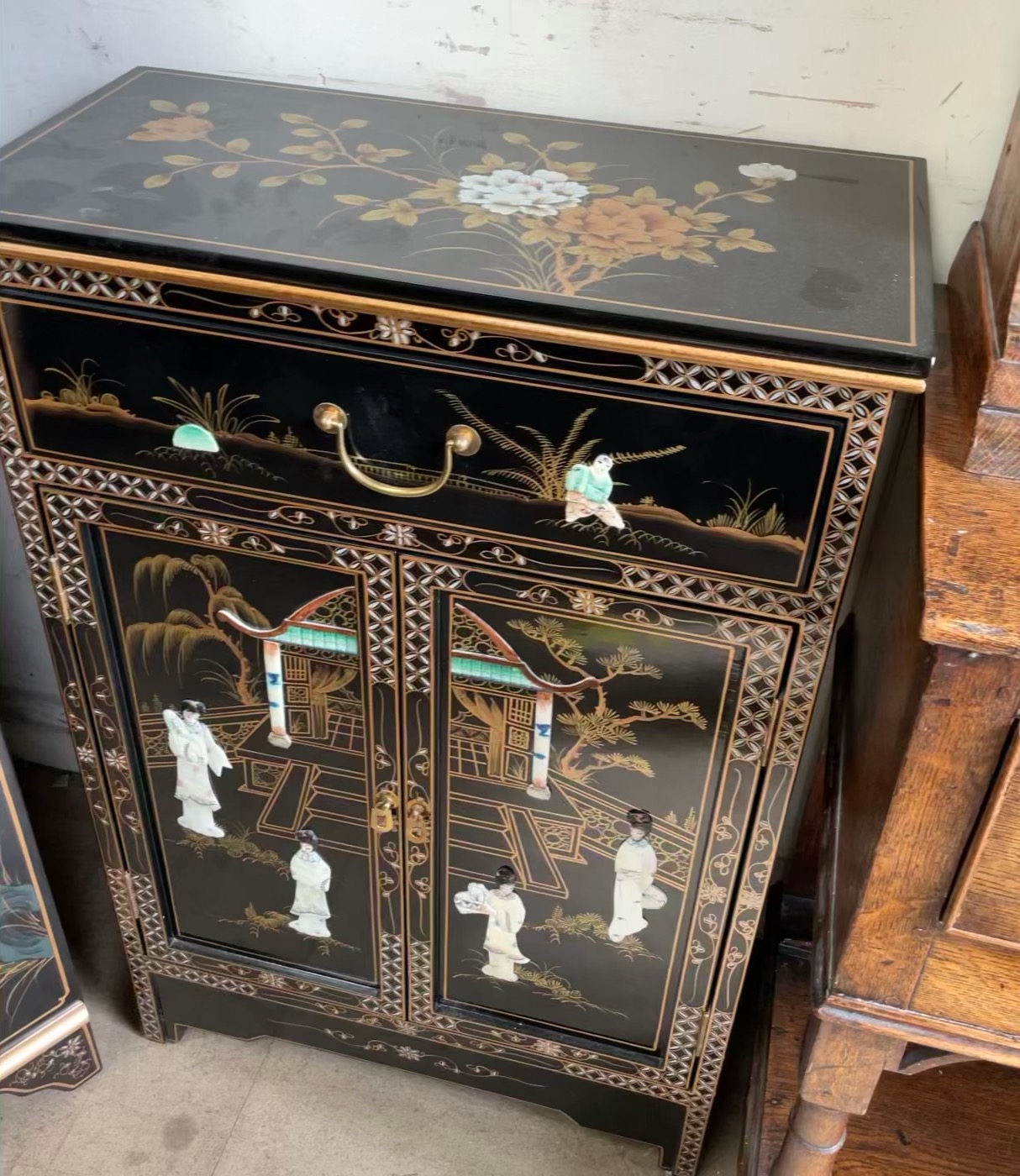 A pair of Chinoiserie decorated corner display cabinets together with a similar side cabinet - Image 2 of 3