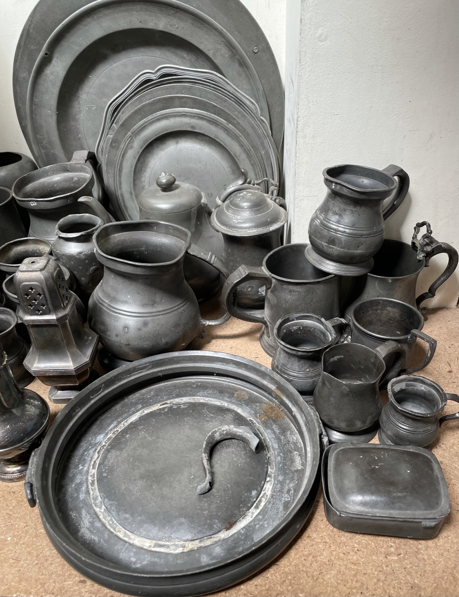 A collection of pewter chargers, pewter tankards, pewter jug, - Image 3 of 3