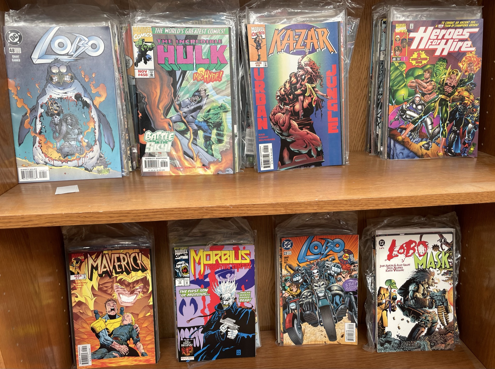 A large quantity of Marvel comics including Lobo, The incredible Hulk, Hawkeye and Mockingbird,