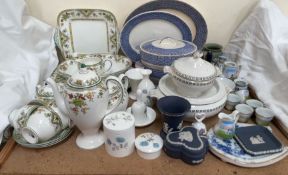 A Wedgwood Tamarisk R4547 pattern part tea and dinner set together with Wedgwood boxes and covers,