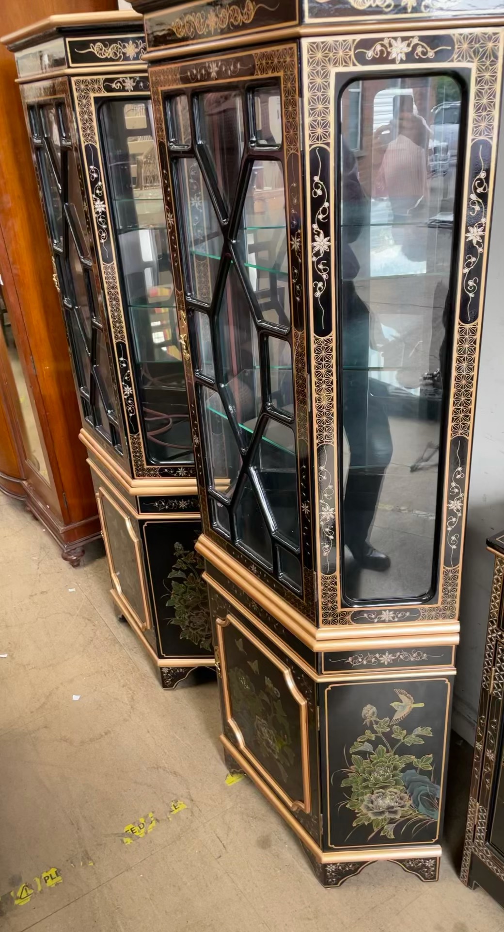 A pair of Chinoiserie decorated corner display cabinets together with a similar side cabinet - Image 3 of 3