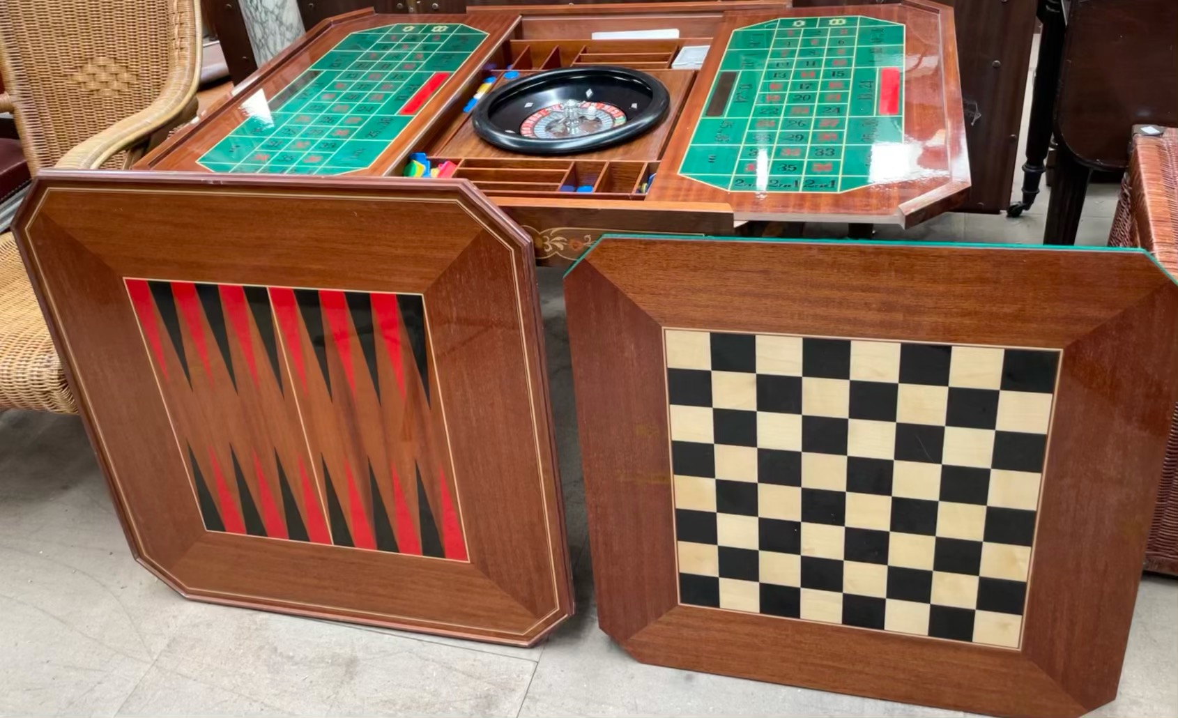An inlaid Italian games table, with a removable top, revealing a backgammon board, chess board, - Bild 2 aus 2