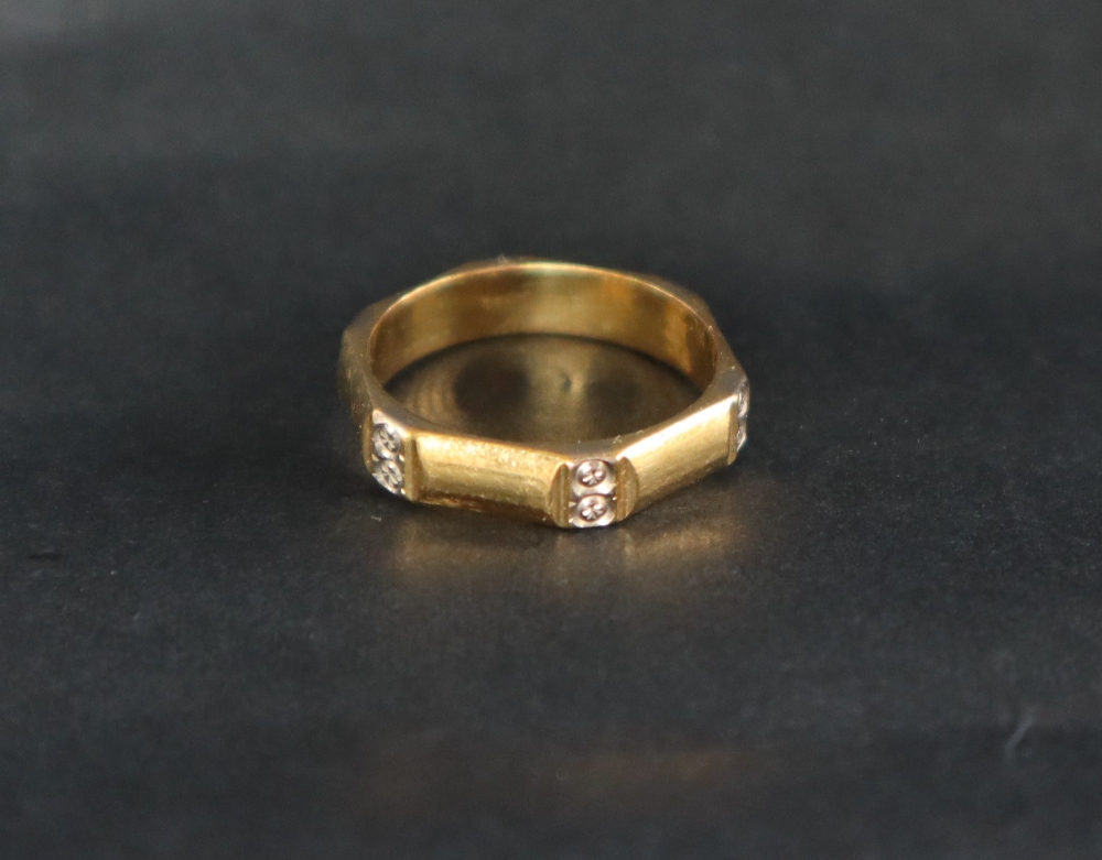 An 18ct yellow gold ring,