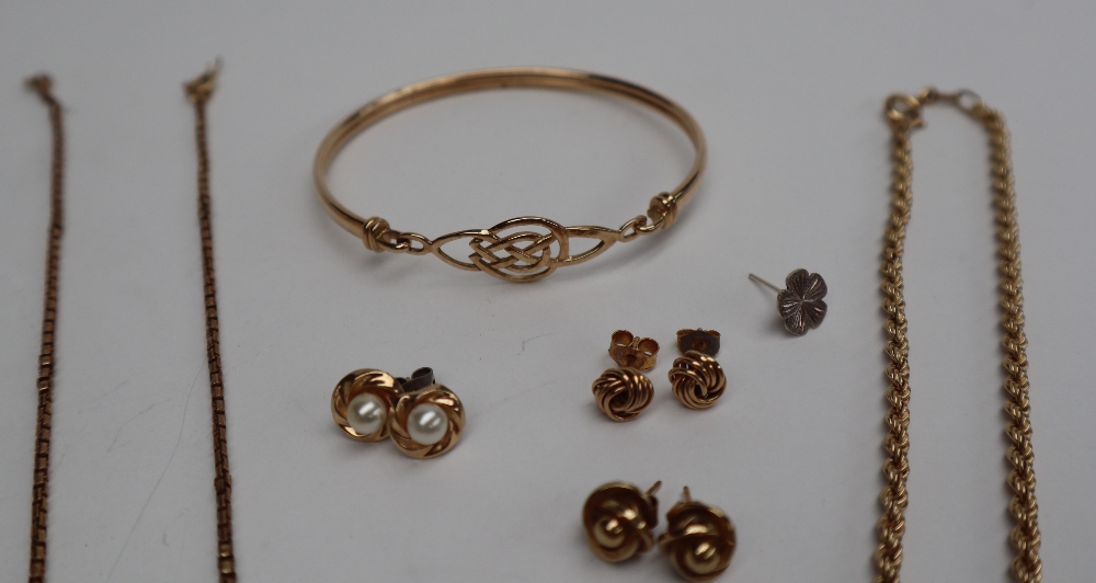 A 9ct gold bangle with Celtic motif together with 9ct gold necklaces and assorted 9ct gold earrings - Image 3 of 3